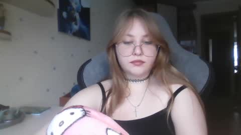 Snapshot of cute_minx chatting on March 3, 12:42 pm Veronica online show from March 3, 12:42 pm