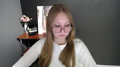 Snapshot of cute_minx chatting on October 2, 9:25 am Veronica online show from October 2, 9:25 am