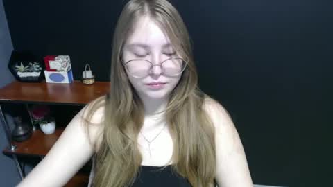 Snapshot of cute_minx chatting on January 24, 7:19 am Veronica online show from January 24, 7:19 am