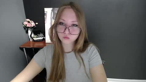 Snapshot of cute_minx chatting on October 8, 7:02 am Veronica online show from October 8, 7:02 am