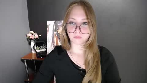 Snapshot of cute_minx chatting on October 3, 10:31 am Veronica online show from October 3, 10:31 am