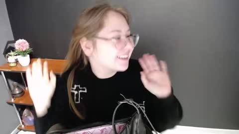 Snapshot of cute_minx chatting on February 25, 7:20 am Veronica online show from February 25, 7:20 am