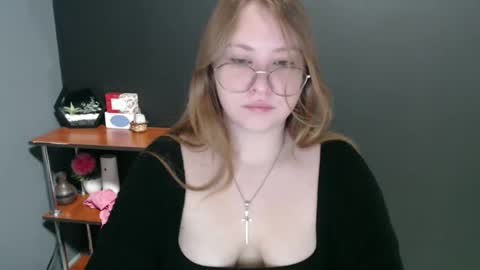 Snapshot of cute_minx chatting on January 8, 8:27 am Veronica online show from January 8, 8:27 am