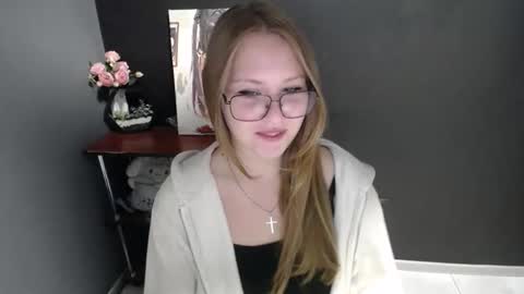 Snapshot of cute_minx chatting on October 20, 6:38 am Veronica online show from October 20, 6:38 am