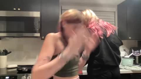 Cutey kiwi online show from October 9, 3:21 am