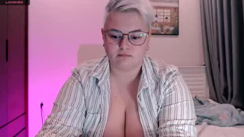 Snapshot of cutie_florence chatting on October 21, 4:00 pm Sophie Lilith online show from October 21, 4:00 pm