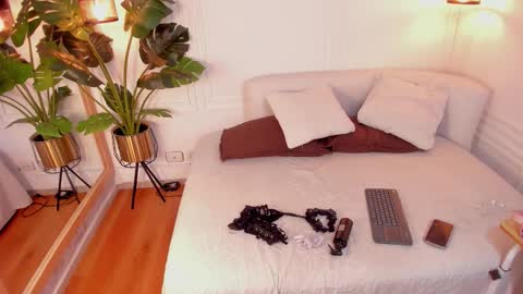 dafne_hillss online show from December 18, 11:48 am