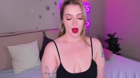 Viickie online show from April 26, 2:04 pm
