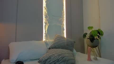 D A L I L A online show from February 4, 8:12 pm