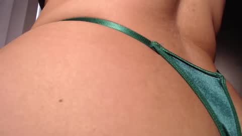 Snapshot of daniela_valencia chatting on October 28, 5:52 pm Lucia online show from October 28, 5:52 pm