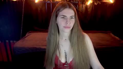 danielareign online show from December 21, 7:45 am