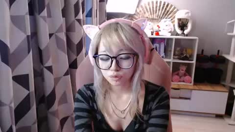 danyelleeyermann online show from June 25, 1:24 pm