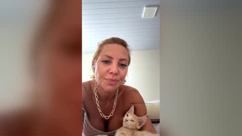 dayoff592388 online show from April 16, 3:12 pm