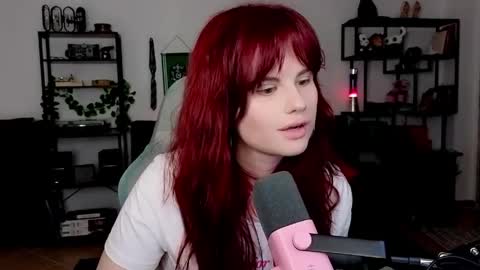 dellacrush_ online show from April 14, 6:52 pm