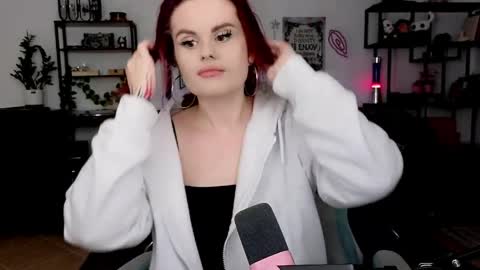 dellacrush_ online show from March 30, 6:18 pm