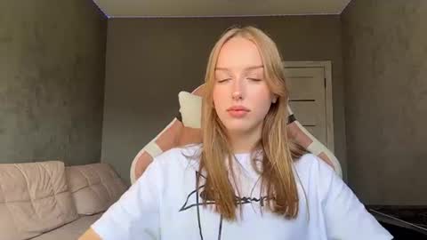 Mia online show from July 6, 1:16 pm