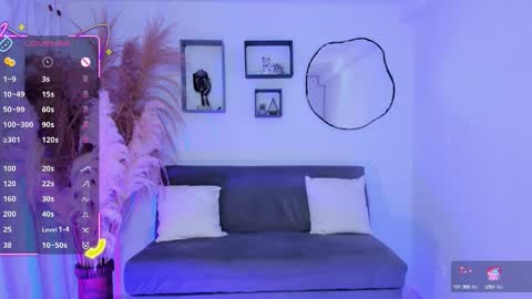 Snapshot of divine_amy chatting on October 14, 11:35 am Amy online show from October 14, 11:35 am