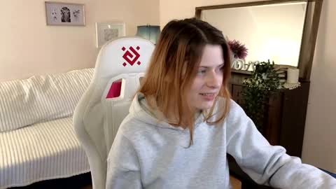 Snapshot of doll_lesli chatting on December 9, 2:06 pm Your doll Lesli online show from December 9, 2:06 pm