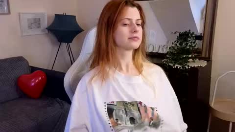 Snapshot of doll_lesli chatting on February 12, 2:11 pm Your doll Lesli online show from February 12, 2:11 pm