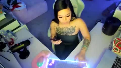 DOLLLFACE online show from December 18, 8:30 am