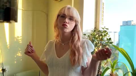 Snapshot of donettastrowbridge chatting on October 8, 1:26 pm Karolina online show from October 8, 1:26 pm