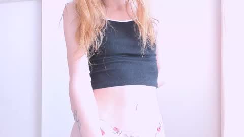 Snapshot of donteatcats_ chatting on November 1, 8:40 am Sam online show from November 1, 8:40 am