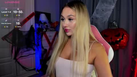 Snapshot of dreamaise chatting on October 29, 1:58 pm  Mary   pvt open    use pink and blue app lovense online show from October 29, 1:58 pm