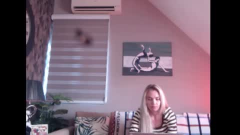 A girl online show from November 28, 8:06 am