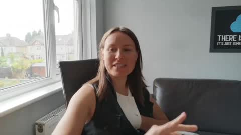 Nadia Ferreira  online show from June 5, 9:15 am