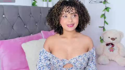 Snapshot of ebony_curly2 chatting on February 16, 10:43 pm isa online show from February 16, 10:43 pm