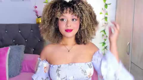 Snapshot of ebony_curly2 chatting on October 10, 9:09 pm isa online show from October 10, 9:09 pm