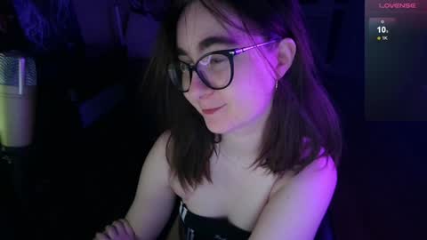 Snapshot of el_sweety chatting on January 15, 4:54 pm If you like it when I meow give me a thumbs up online show from January 15, 4:54 pm