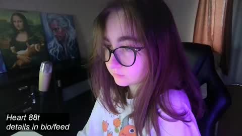 Snapshot of el_sweety chatting on February 10, 9:58 am If you like it when I meow give me a thumbs up online show from February 10, 9:58 am