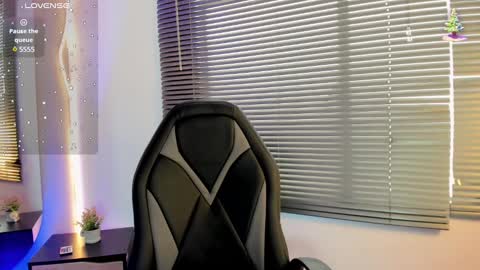 Snapshot of elaia_muller chatting on December 9, 2:06 pm Elaia online show from December 9, 2:06 pm