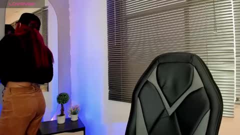 Snapshot of elaia_muller chatting on February 17, 1:11 pm Elaia online show from February 17, 1:11 pm