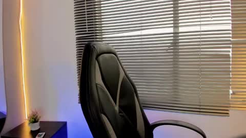 Snapshot of elaia_muller chatting on December 4, 12:03 pm Elaia online show from December 4, 12:03 pm