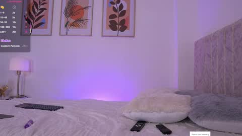 E L I I Z A B E T H   online show from September 15, 1:03 am