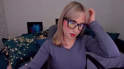 Snapshot of elisabethmills chatting on February 10, 4:47 pm Elisabeth online show from February 10, 4:47 pm