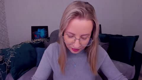 Snapshot of elisabethmills chatting on March 5, 12:11 pm Elisabeth online show from March 5, 12:11 pm