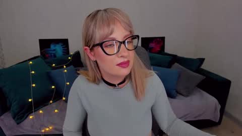 Snapshot of elisabethmills chatting on February 3, 5:24 pm Elisabeth online show from February 3, 5:24 pm