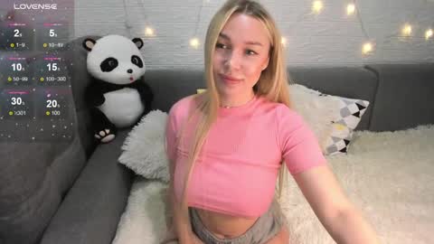Snapshot of eliza__grey chatting on February 1, 1:55 am Lisa online show from February 1, 1:55 am