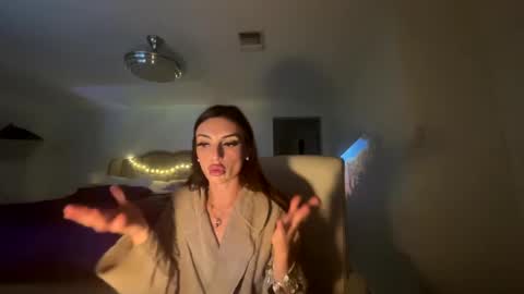 Snapshot of ella_ella_ella_ay chatting on October 5, 2:38 am ella_ella_ella_ay online show from October 5, 2:38 am