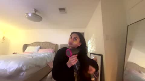 ella_ella_ella_ay online show from November 11, 4:30 am