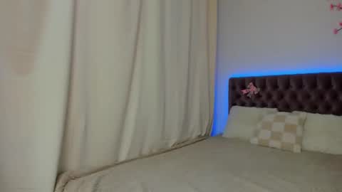 Snapshot of ella_mayers chatting on October 15, 12:30 pm Ella Mayers online show from October 15, 12:30 pm