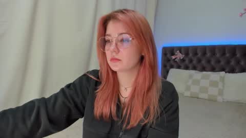 Snapshot of ella_mayers chatting on October 19, 1:02 pm Ella Mayers online show from October 19, 1:02 pm