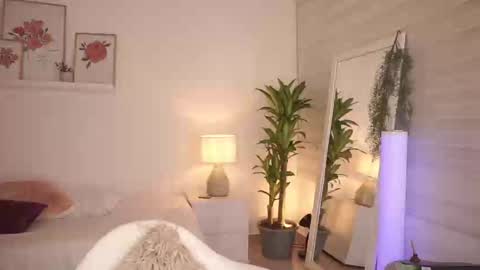 ELLA OWEN online show from November 5, 4:23 pm