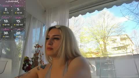 ella_vee online show from April 9, 6:19 am