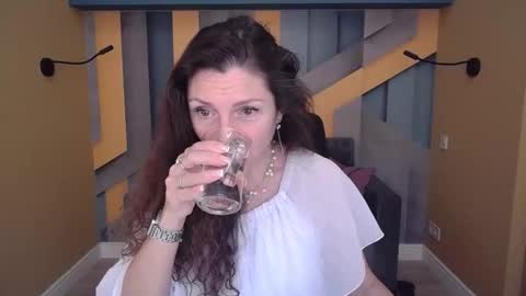 EllaLongs online show from January 11, 1:05 pm