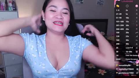 Snapshot of elleelle123 chatting on December 13, 1:37 am Ann online show from December 13, 1:37 am