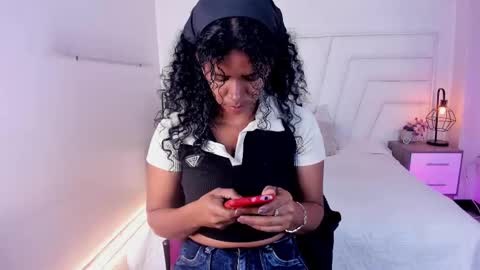 Snapshot of ellie_alves chatting on February 27, 12:23 pm Ellie online show from February 27, 12:23 pm